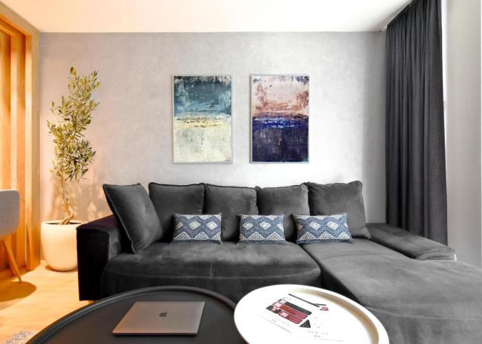 Downtown - Netflix - Ac - Next To Metro And Train