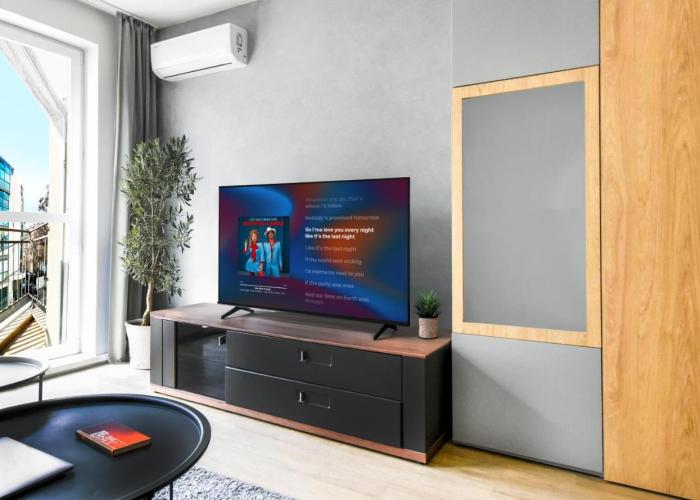 Downtown - Netflix - Ac - Next To Metro And Train