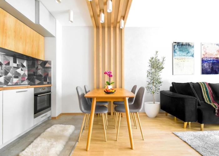 Downtown - Netflix - Ac - Next To Metro And Train