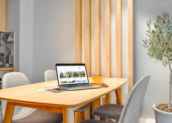 Downtown - Netflix - Ac - Next To Metro And Train