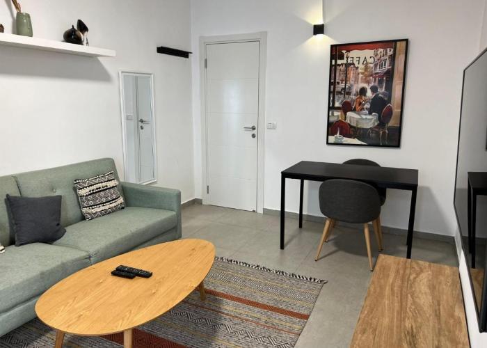 New Stylish Apartment with Balcony & Parking
