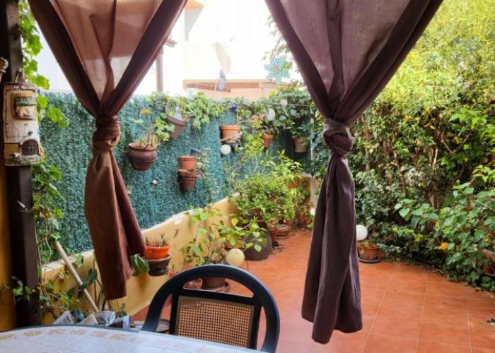 Casa baja preciosa con jardín privado en primera línea naturista!