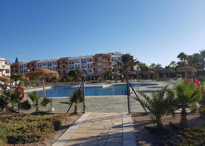 Casa baja preciosa con jardín privado en primera línea naturista!