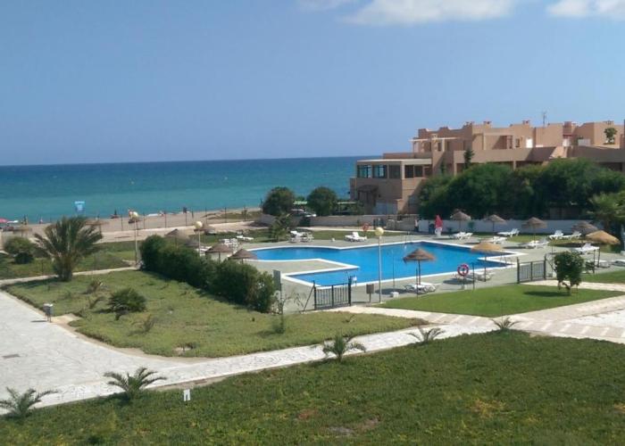 Casa baja preciosa con jardín privado en primera línea naturista!