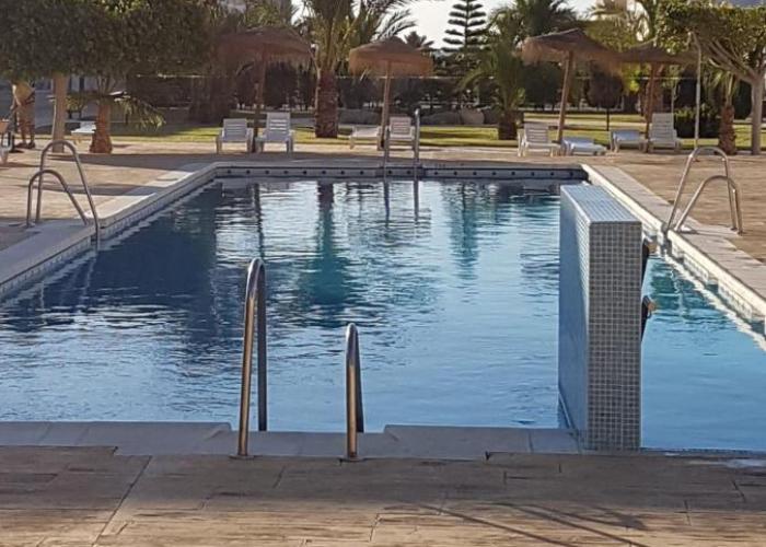 Casa baja preciosa con jardín privado en primera línea naturista!