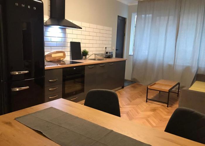 EU metro station, City Center, lovely 3-bedroom apartment, free parking