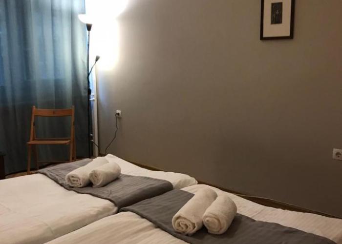 EU metro station, City Center, lovely 3-bedroom apartment, free parking