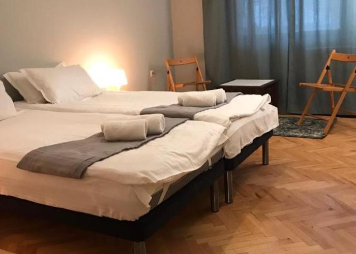 EU metro station, City Center, lovely 3-bedroom apartment, free parking