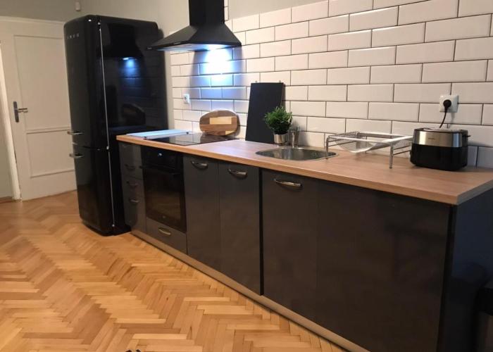 EU metro station, City Center, lovely 3-bedroom apartment, free parking