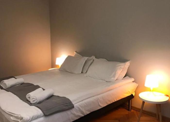 EU metro station, City Center, lovely 3-bedroom apartment, free parking