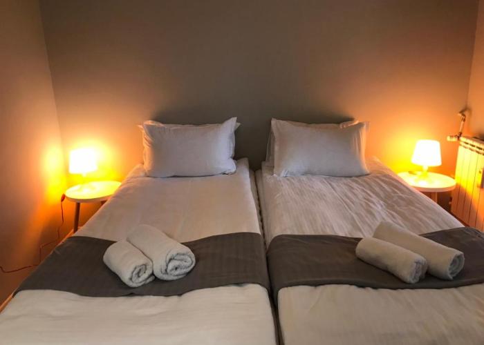 EU metro station, City Center, lovely 3-bedroom apartment, free parking