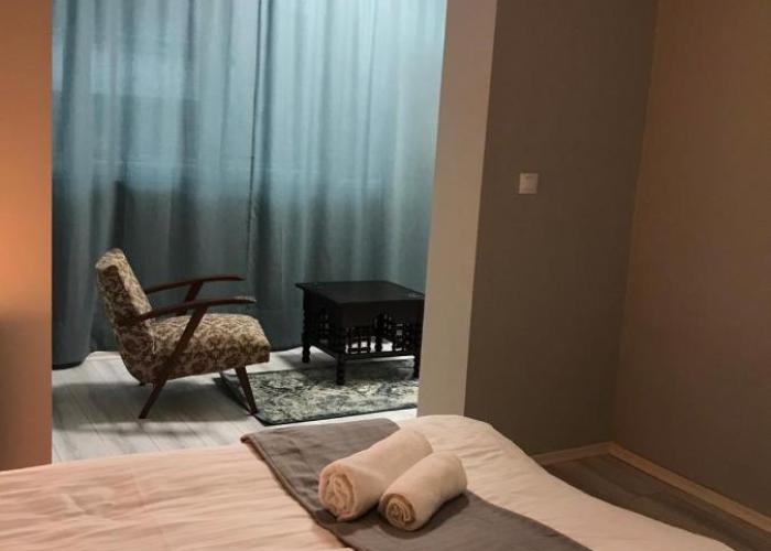 EU metro station, City Center, lovely 3-bedroom apartment, free parking