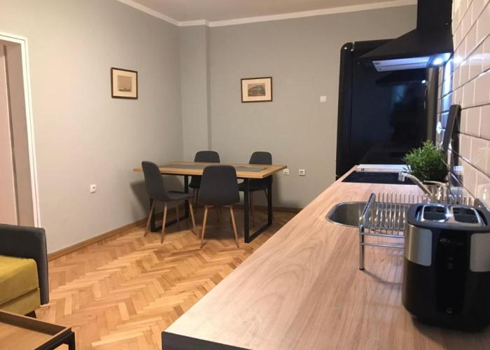 EU metro station, City Center, lovely 3-bedroom apartment, free parking
