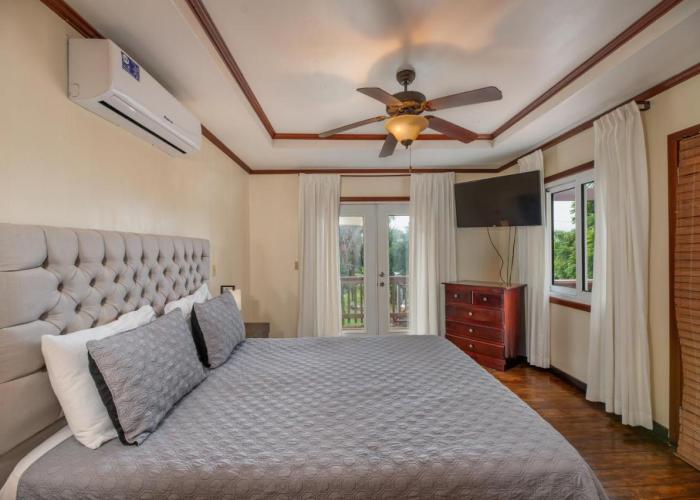 Exclusive Tropical House - 2 BDRM & 2 BATH - 2min Beach