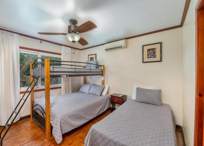 Exclusive Tropical House - 2 BDRM & 2 BATH - 2min Beach