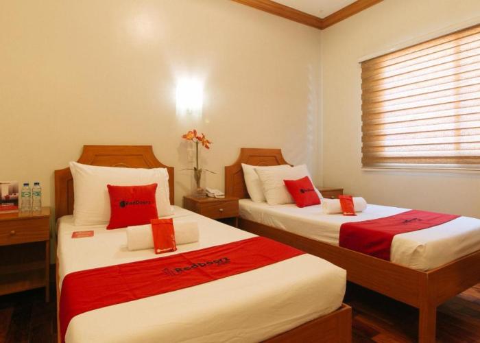 RedDoorz Premium @ Nick Hotel Gerona Tarlac