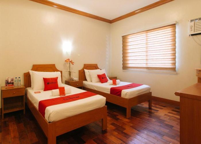 RedDoorz Premium @ Nick Hotel Gerona Tarlac