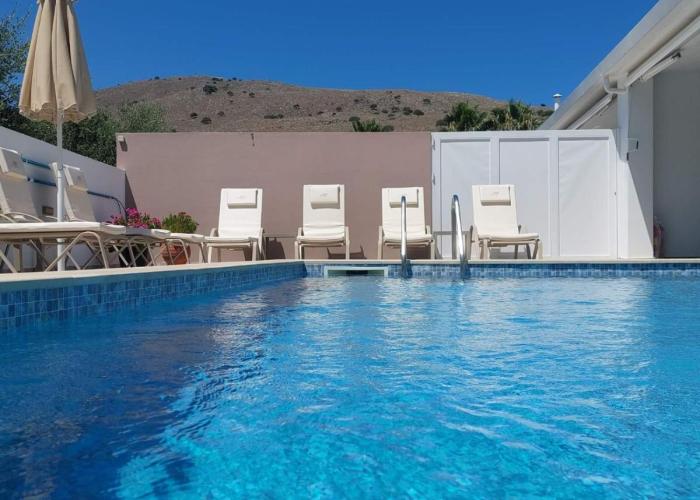 Villa Oniro walking distance to the beach and to Georgioupolis center