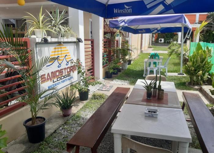 Sandstorm Lodge and Cafe