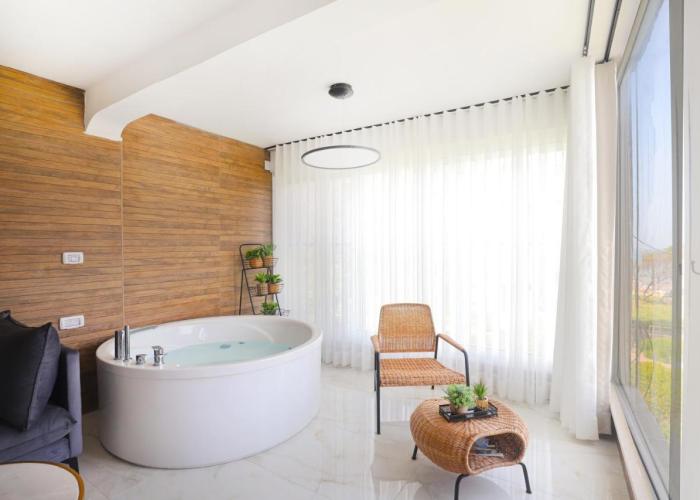 צימר על הים גקוזי ואירוח איכותי Oceanfront Beach House W Jacuzzi
