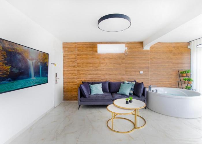 צימר על הים גקוזי ואירוח איכותי Oceanfront Beach House W Jacuzzi