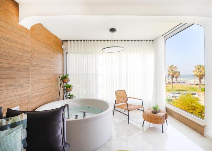 צימר על הים גקוזי ואירוח איכותי Oceanfront Beach House W Jacuzzi