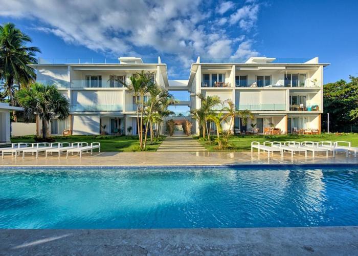 Amazing ocean view apartment with grand pool