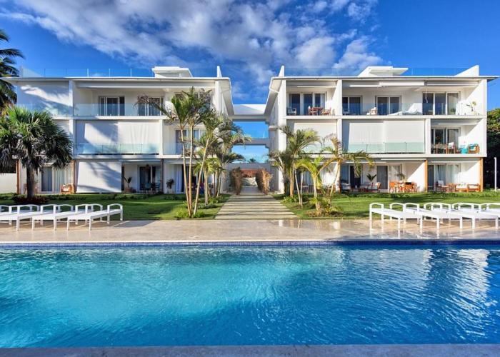 Amazing ocean view apartment with grand pool
