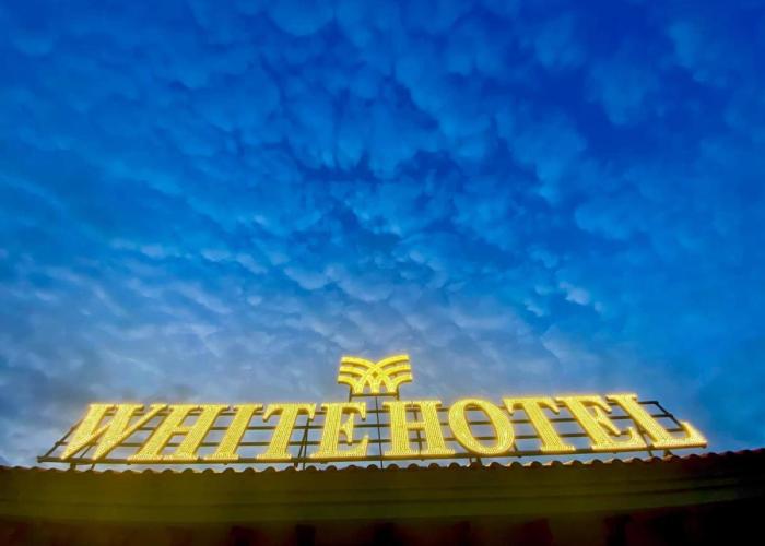 WHITE HOTEL