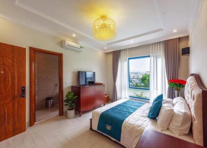 WHITE HOTEL