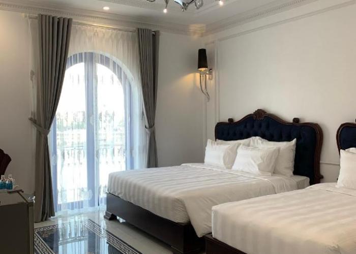 WHITE HOTEL