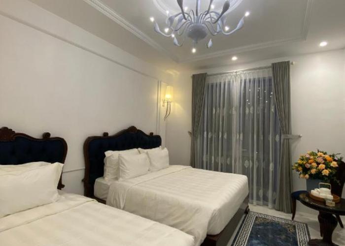WHITE HOTEL