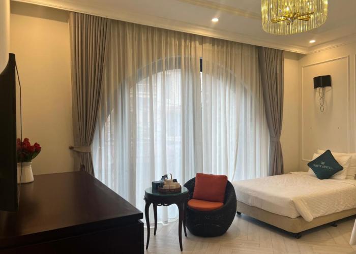 WHITE HOTEL