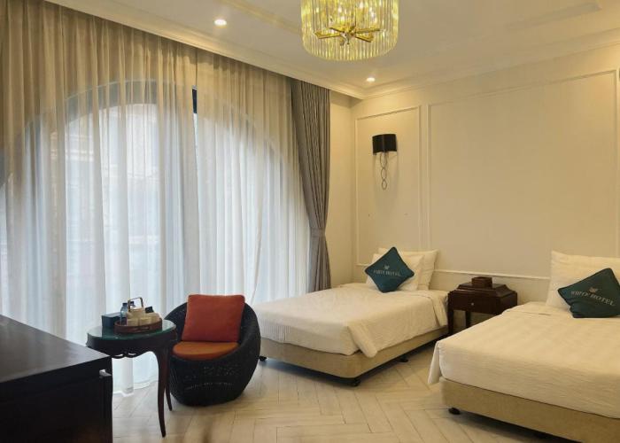 WHITE HOTEL