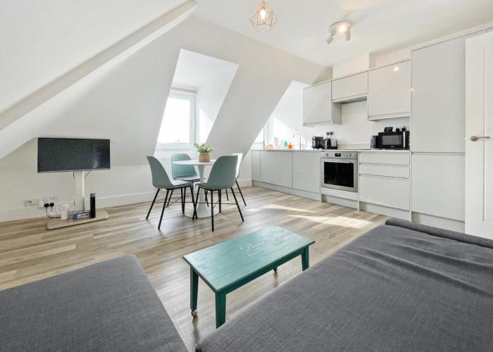 EasyStays - Modern Apartments in Windsor with Parking