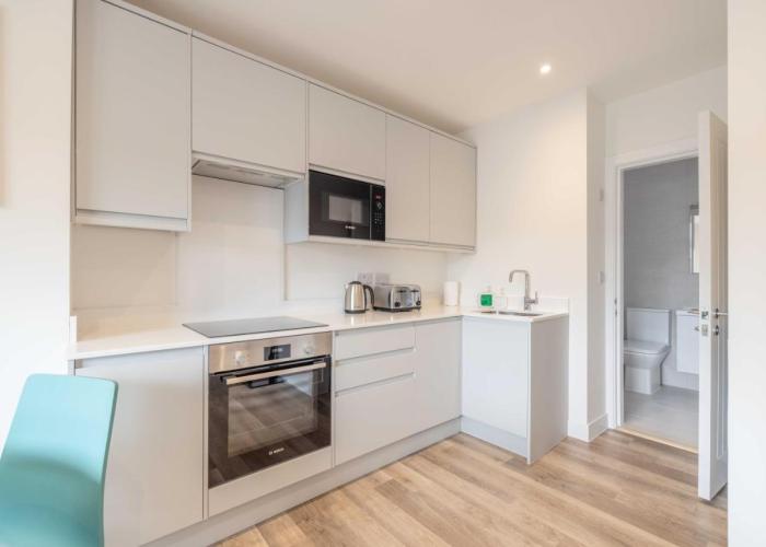 EasyStays - Modern Apartments in Windsor with Parking