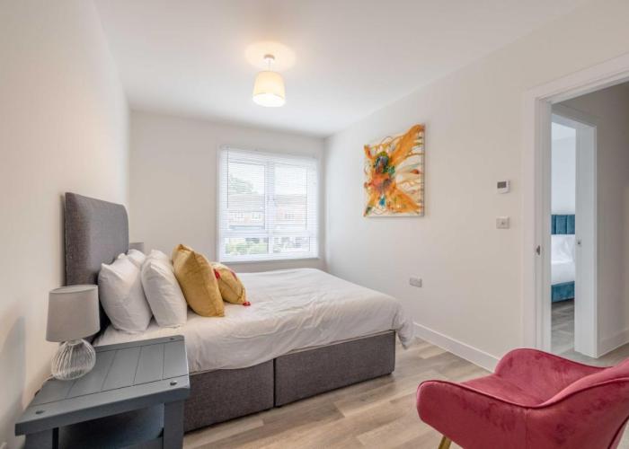 EasyStays - Modern Apartments in Windsor with Parking