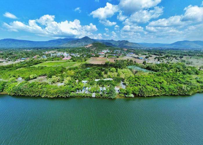Kampot Riverfront Boutique