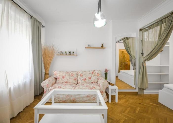 Floral Studio Retreat in Sofia City Center by Flat Mаnager