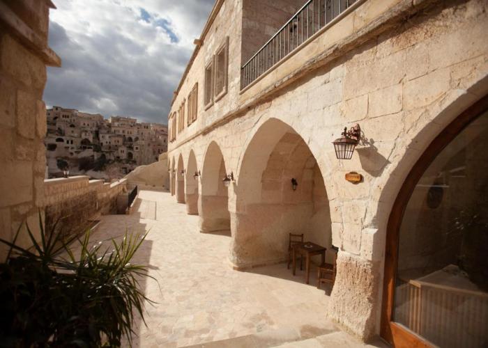 Narcissos Cave Hotel