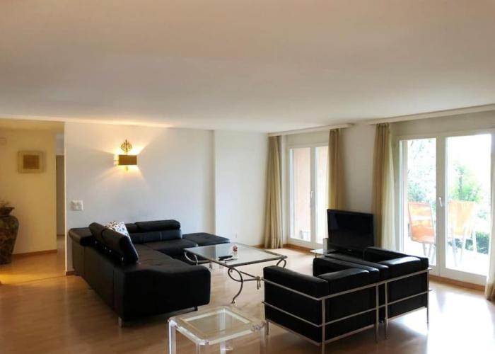 Centrally located, Spacious Modern Apartment