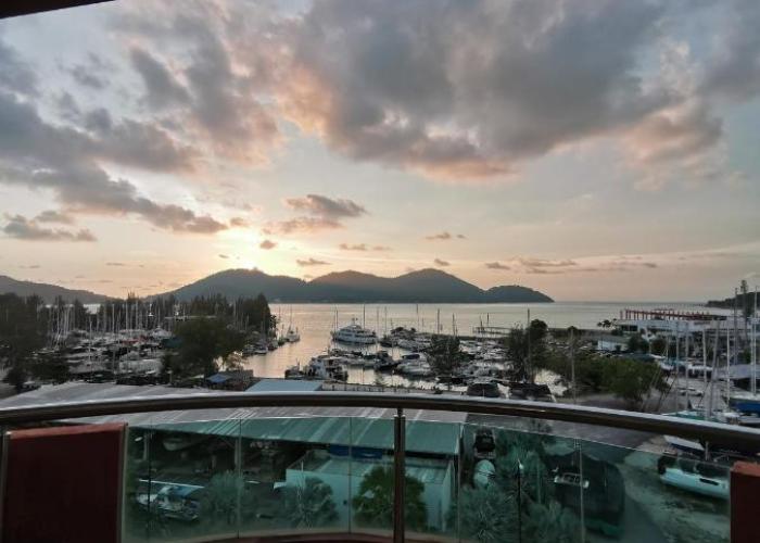 Spacious & Homey Apartment at Marina Island by JoMy Homestay