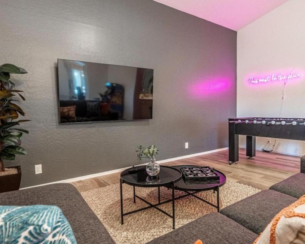 Stylish N Scottdsdale 4 bdrm With Sparkling Pool and Games Galore