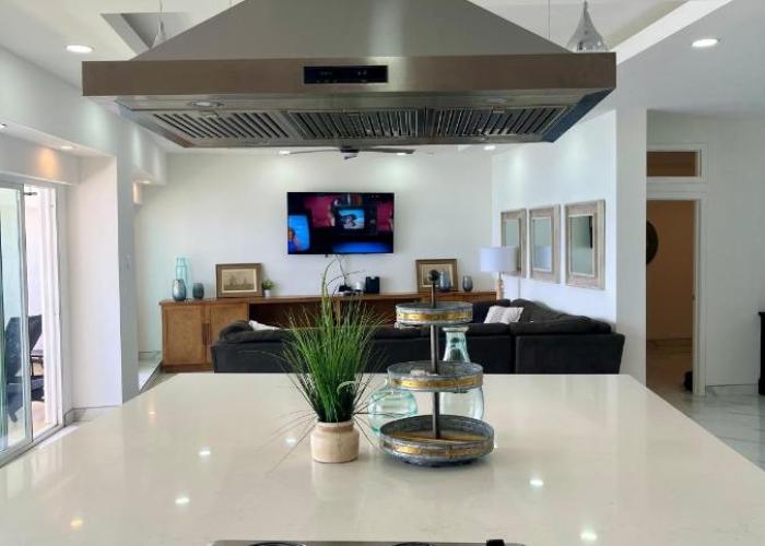 Beachfront 4 BR Penthouse - Pool Steps to Beach & Mins to Downtown