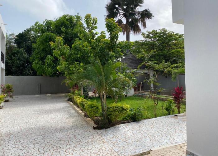 Queen Zee Garden Apartments