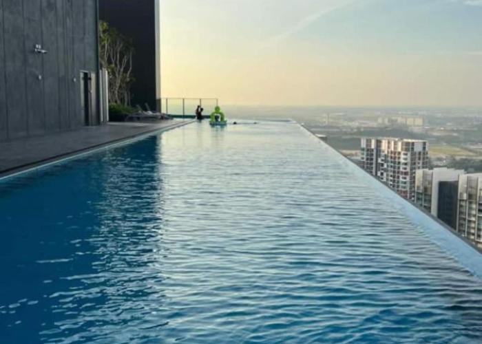 Sky pool 4 star hotel grade stay in i-City