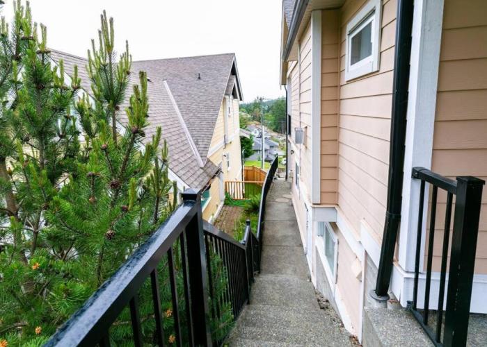 Cozy Renovated Oasis W Private Terrace & Parking