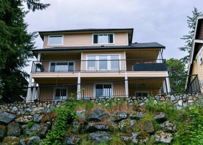Cozy Renovated Oasis W Private Terrace & Parking