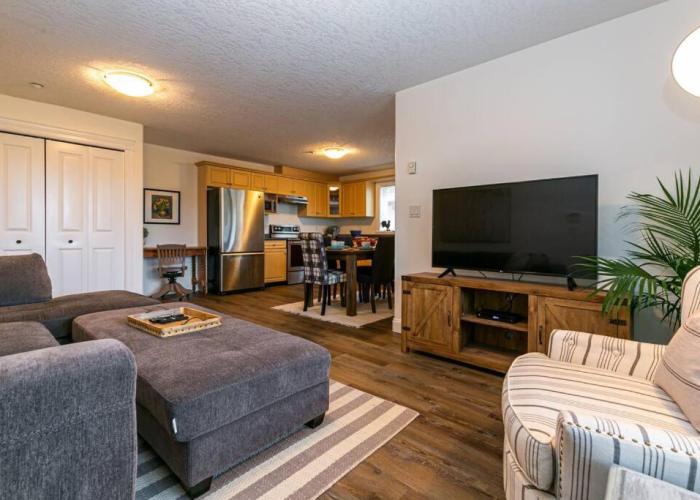 Cozy Renovated Oasis W Private Terrace & Parking