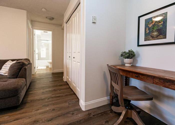 Cozy Renovated Oasis W Private Terrace & Parking